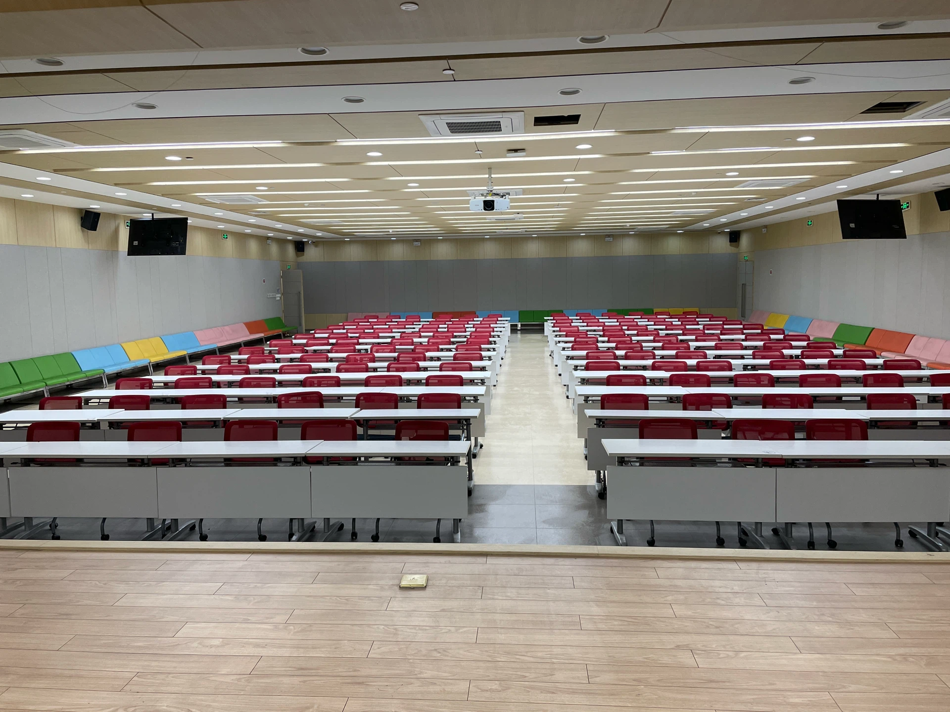 卓越兴考研全日制校区大型报告厅